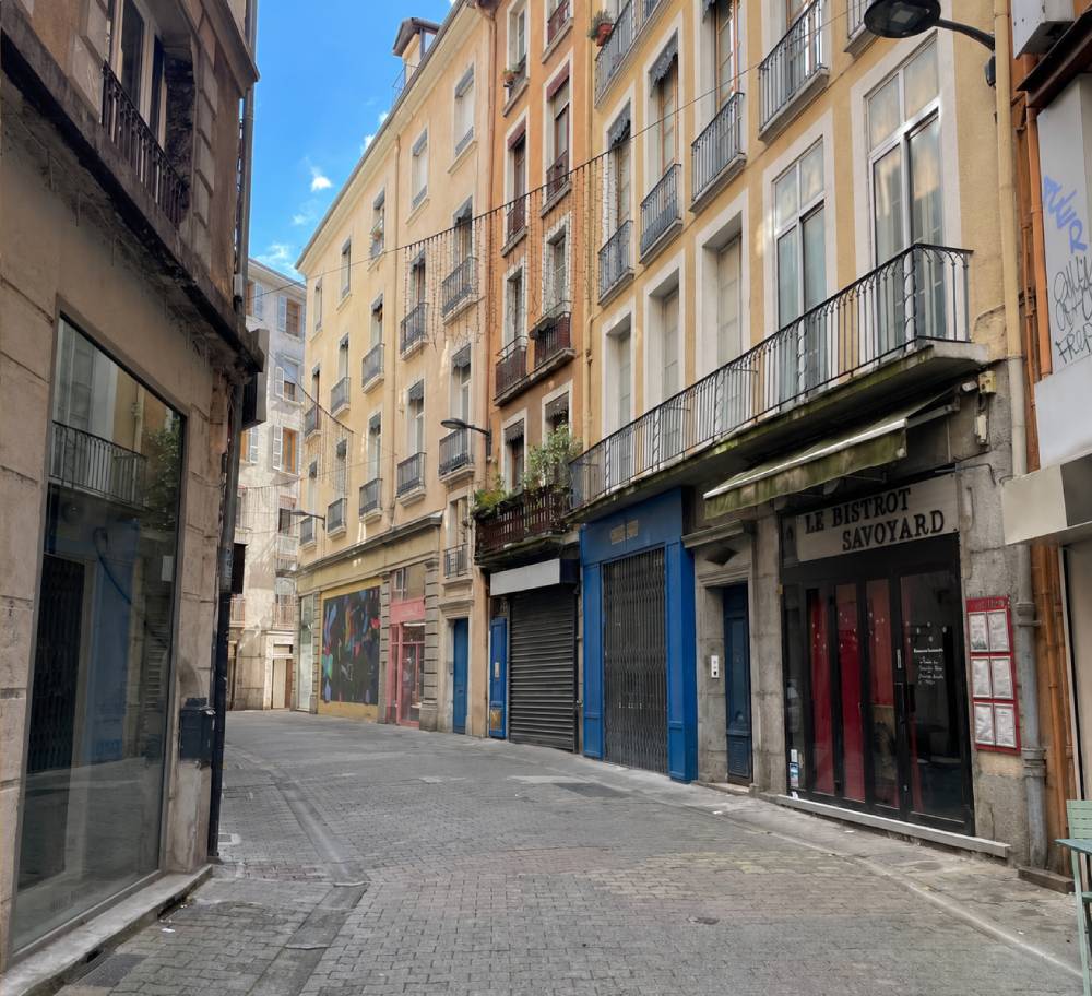Café cannelle Grenoble - Rue à gauche