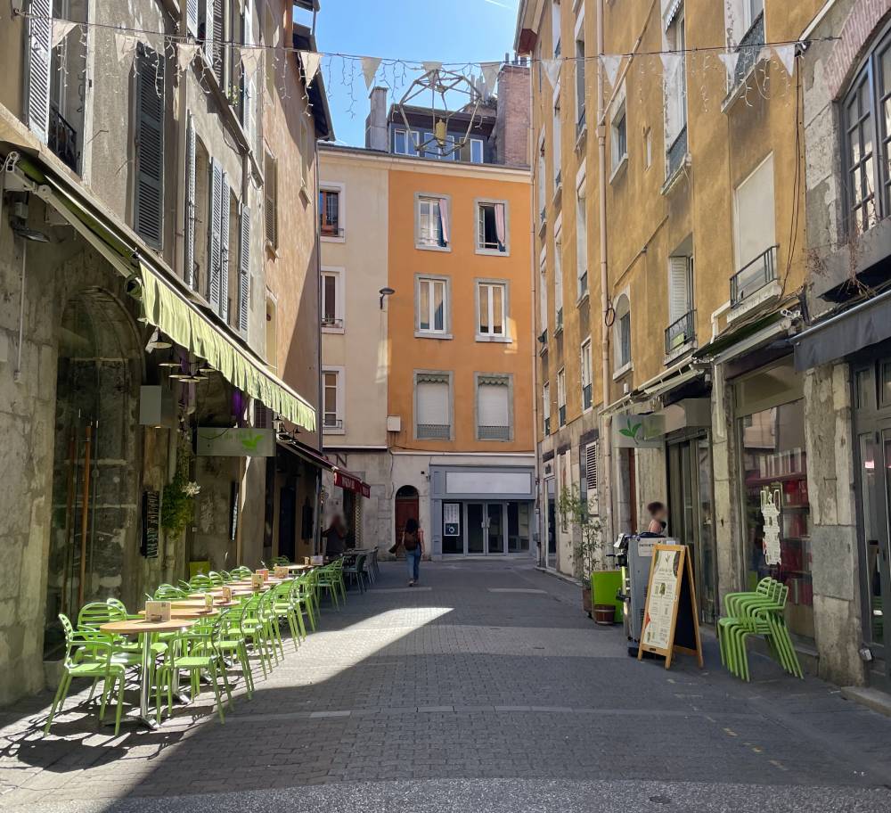 Jardin du thé Grenoble - Rue à droite