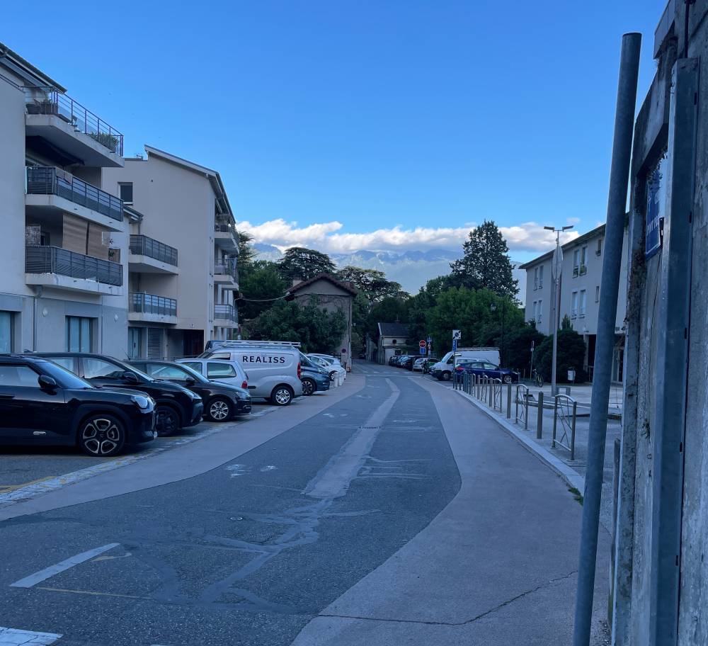 Maison Badine La Tronche - Rue à gauche