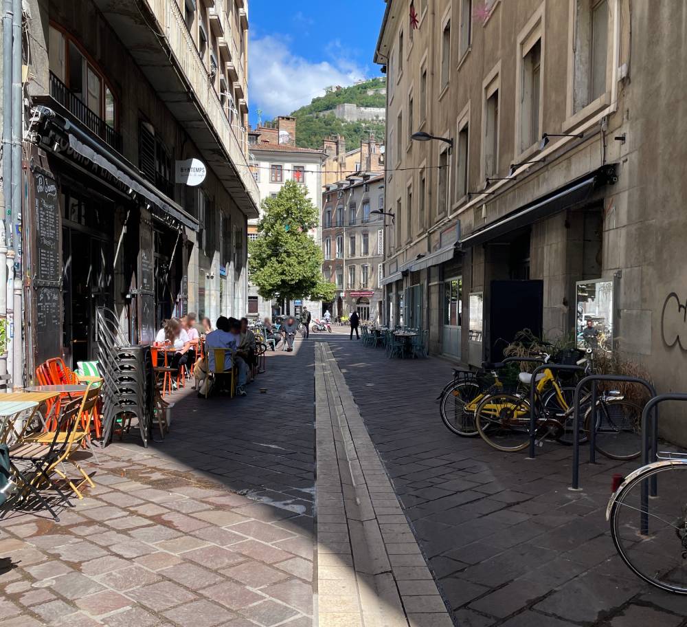Meraki Grenoble - Rue à droite
