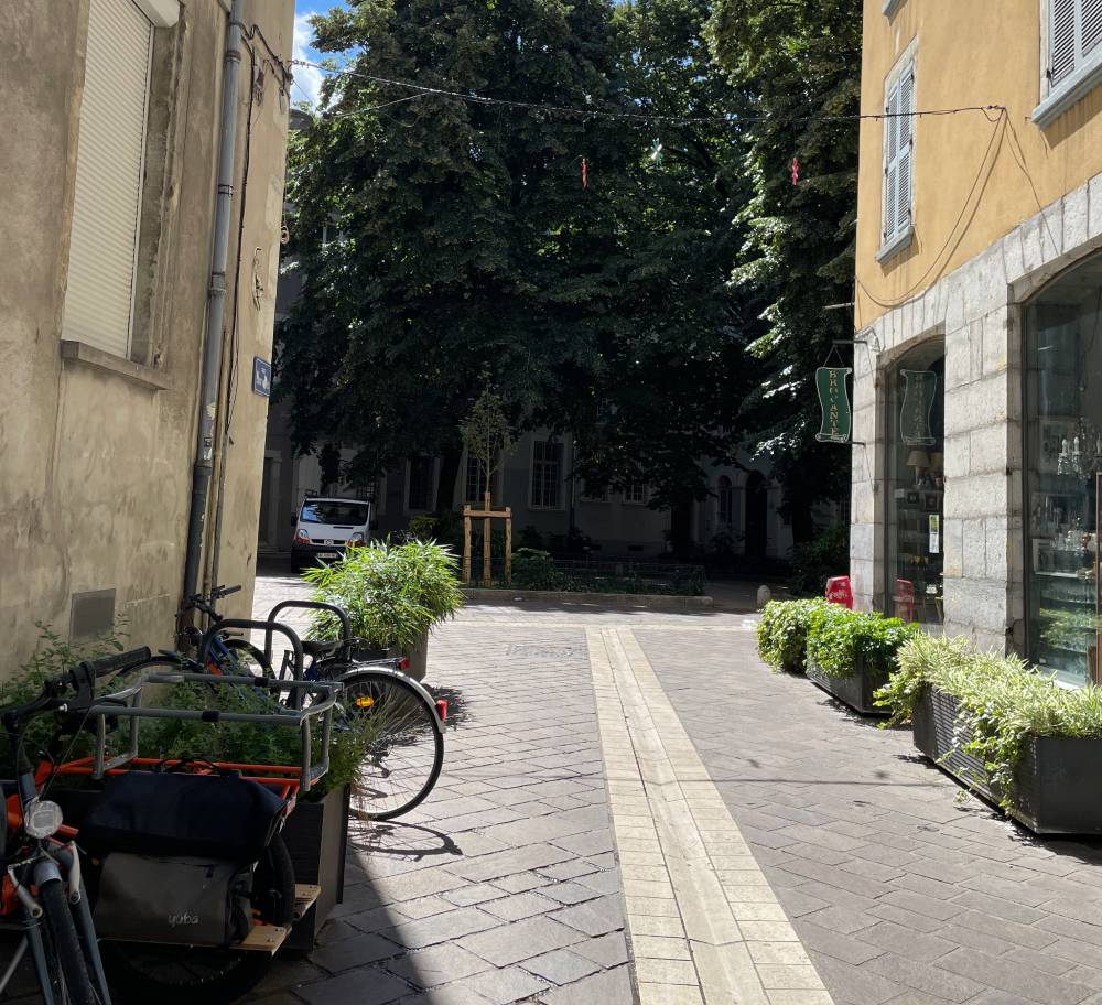 Meraki Grenoble - Rue à gauche