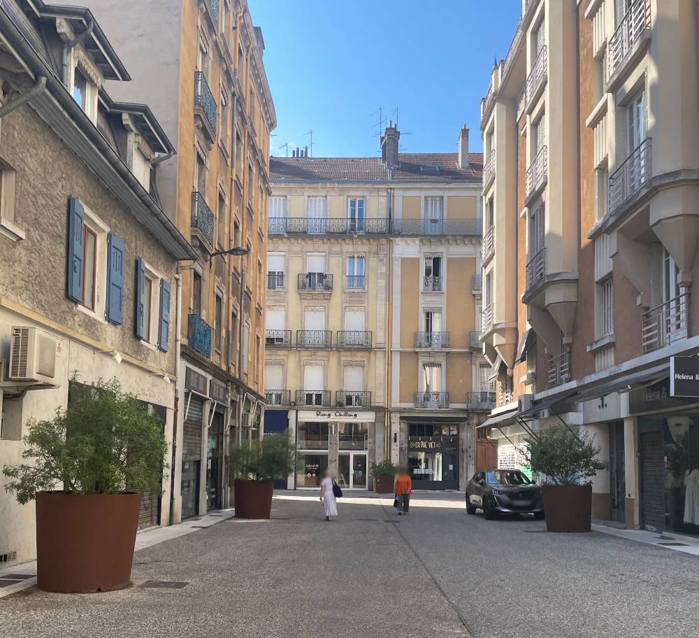 Minouch café Grenoble - Rue à droite