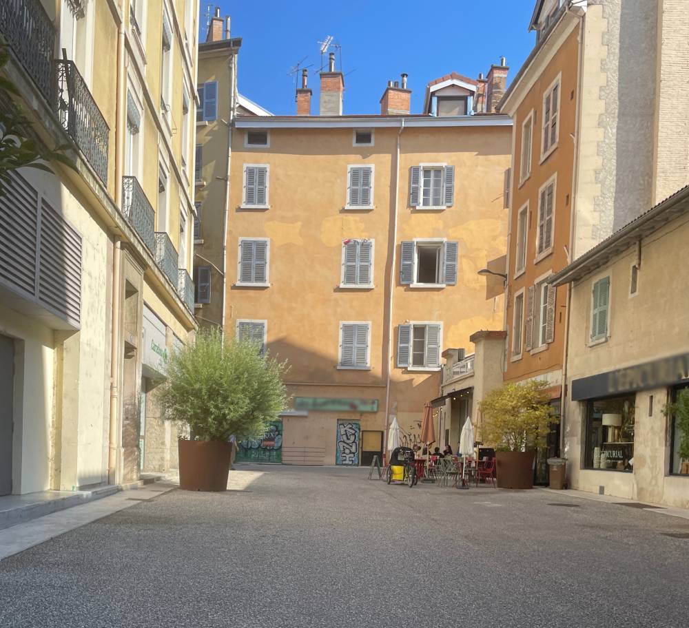 Minouch café Grenoble - Rue à gauche