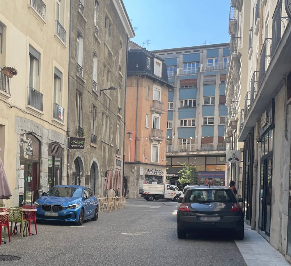 Zeit Grenoble - Rue à droite