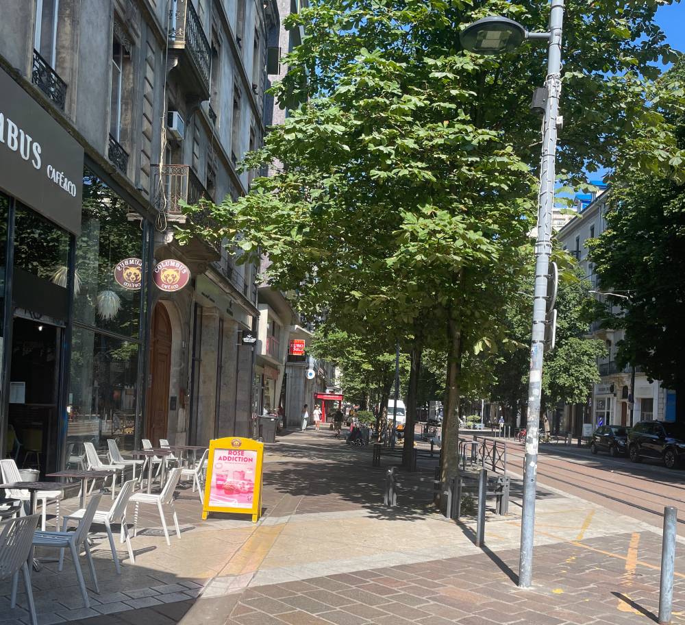 Columbus café Grenoble - Rue à droite